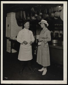 Chef Leoni et Mlle Selley de Toronto dans la cuisine de l